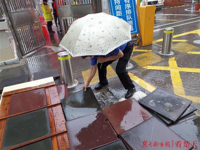 完美体育·(中国)官方网站贴心护考！洪山队员在考点门口铺设防滑垫(图1)