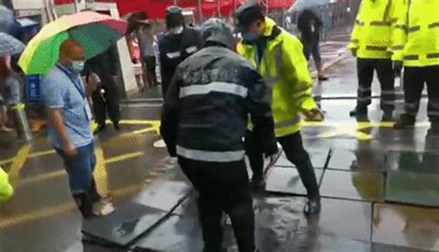 完美体育·(中国)官方网站贴心护考！洪山队员在考点门口铺设防滑垫(图2)