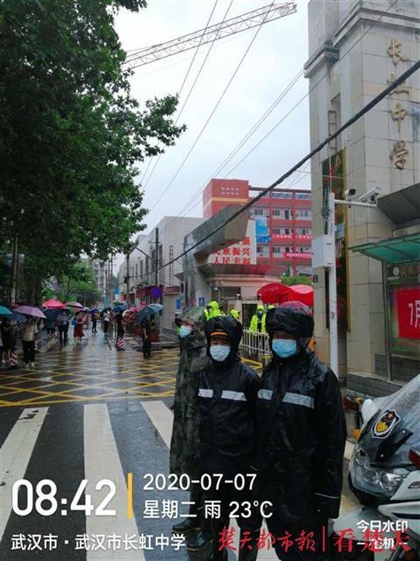 完美体育·(中国)官方网站贴心护考！洪山队员在考点门口铺设防滑垫(图4)