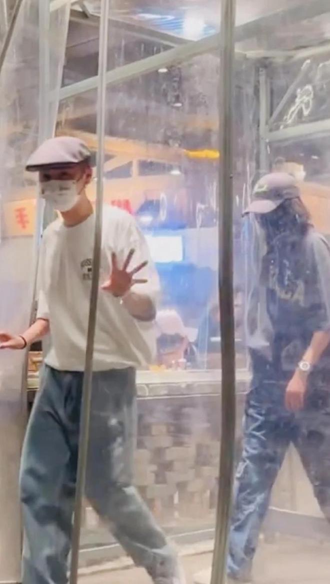 完美体育·(中国)官方网站关晓彤为鹿晗庆生被偶遇两人下馆子接地气相恋6年似老夫老(图8)