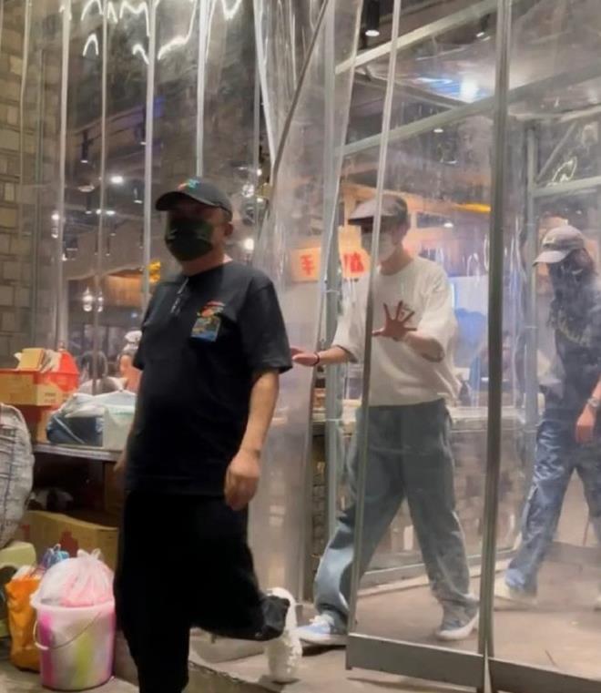 完美体育·(中国)官方网站关晓彤为鹿晗庆生被偶遇两人下馆子接地气相恋6年似老夫老(图9)