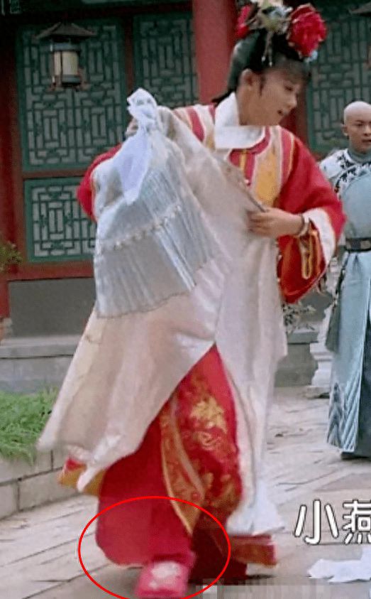 完美体育·(中国)官方网站这些“侮辱观众智商”的镜头简直荒谬无比导演脑子被驴踢了(图5)