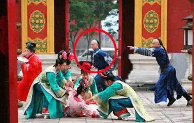 完美体育·(中国)官方网站这些“侮辱观众智商”的镜头简直荒谬无比导演脑子被驴踢了(图6)