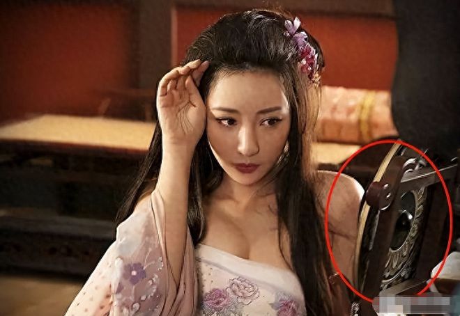 完美体育·(中国)官方网站这些“侮辱观众智商”的镜头简直荒谬无比导演脑子被驴踢了(图15)