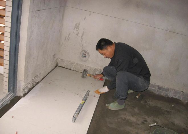 完美体育·(中国)官方网站地砖铺完4个角不平聪明的师傅用木方条来顶省钱省事不要返(图6)