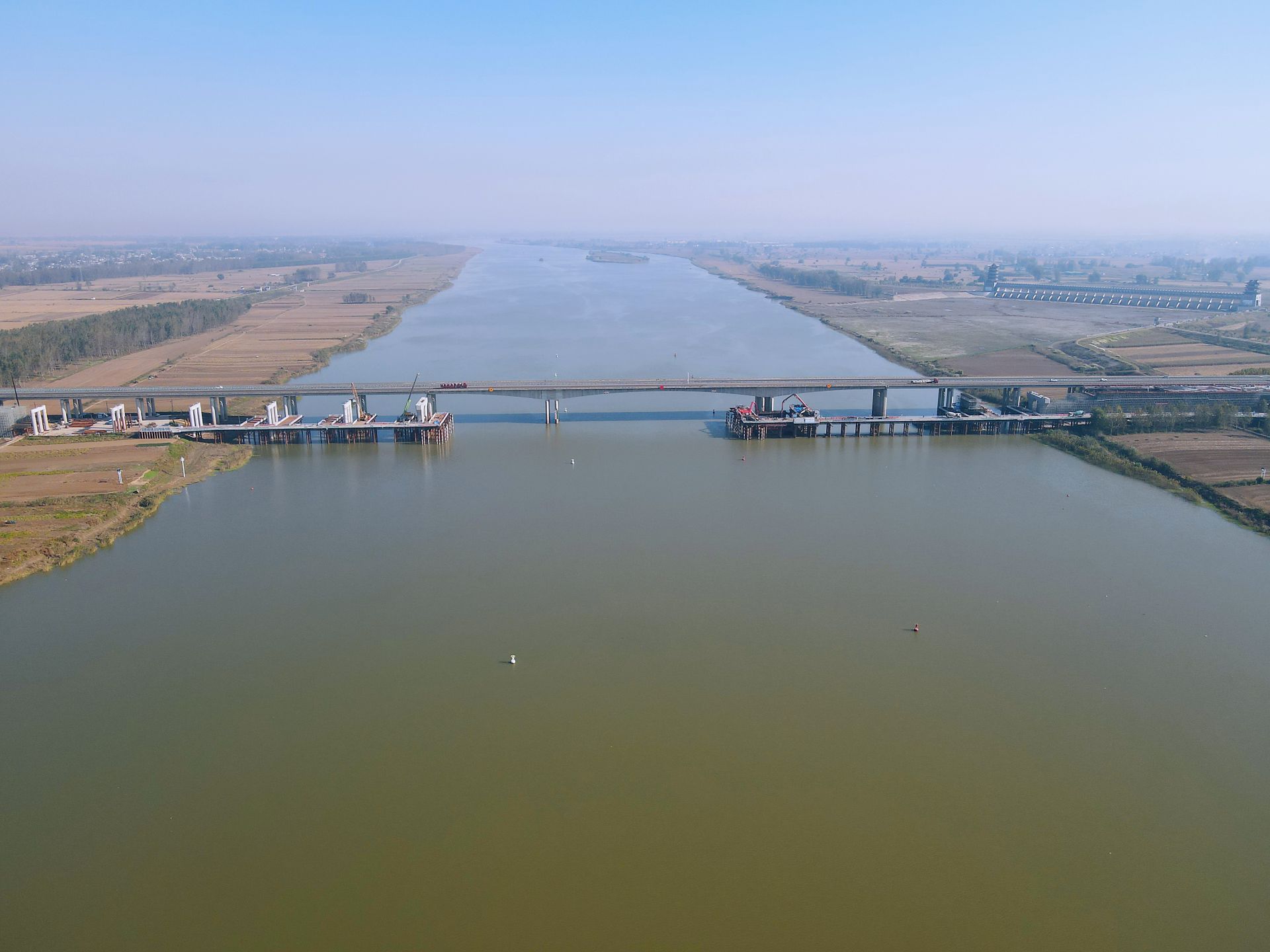 完美体育·(中国)官方网站G36淮河特大桥主墩承台顺利浇筑完成