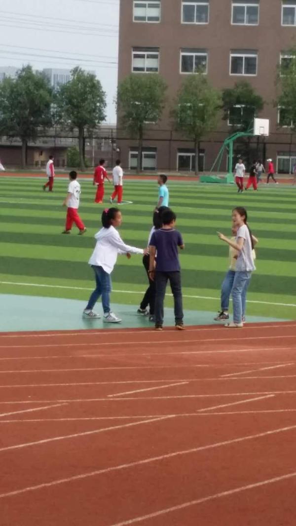 完美体育大连一小学也现异味操场 官方称检测合格(图)